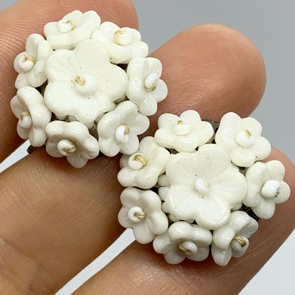 WEST GERMANY EARRINGS WHITE MOLDED GLASS FLOWER CLUSTER SCREW BACK 3/4”